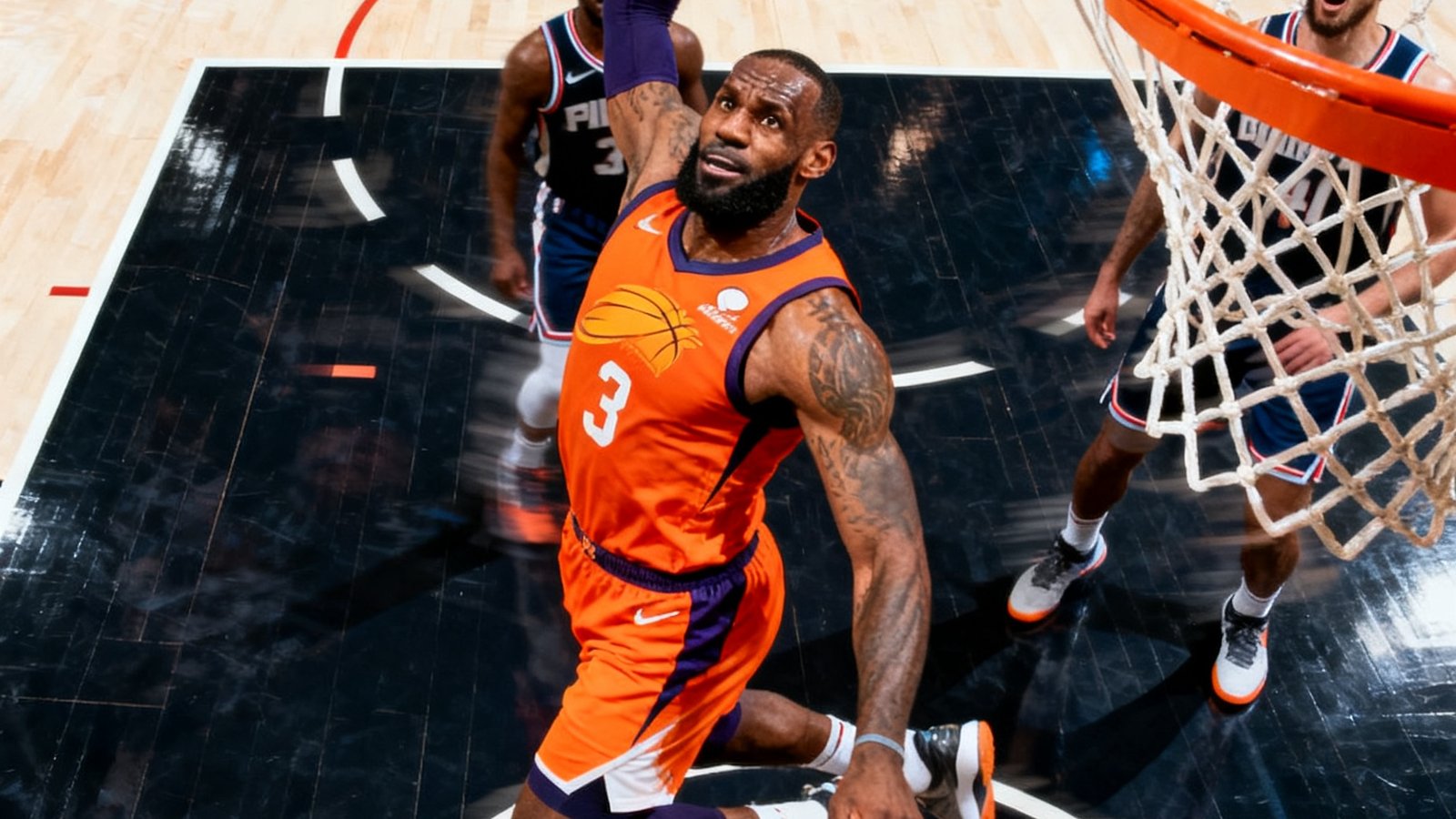 NBA湖人队勒布朗·詹姆斯在比赛中飞身隔扣的精彩瞬间截图，画面定格在詹姆斯单手劈扣的爆发时刻，背景中防守球员面露惊愕，橙色球衣与深色地板构成强对比。